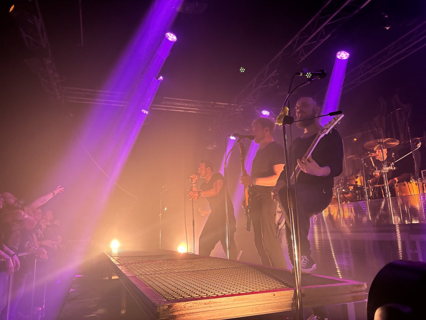 Band auf der Bühne lila
