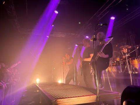Band auf der Bühne lila